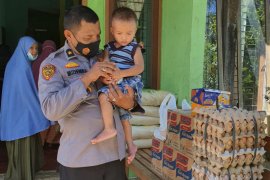 Wujud rasa syukur Kabag Sumda Polres Pasaman Barat, Kompol Muzhendra santuni anak yatim (Video)