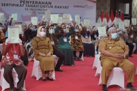 PENYERAHAN SERTIFIKAT GRATIS DI KENDARI Page 3 Small