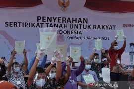 PENYERAHAN SERTIFIKAT GRATIS DI KENDARI Page 2 Small