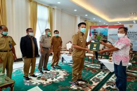 Bupati Barito Utara serahkan sertifikat tanah secara simbolis