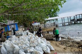 152 karung limbah minyak di Pantai Nongsa