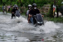 Menerobos Banjir Page 1 Small