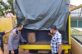 Tim Macan  gerebek empat lokasi gudang minyak ilegal di depan rumah mantan pejabat