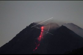 Gunung Merapi keluarkan lava pijar sembilan kali
