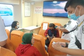Patroli bersama pantau penumpang WNA diperiksa untuk cegah COVID-19
