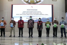 Olly-Wagub-Sekprov ikuti penyerahan SK Perhutanan Sosial oleh Presiden Jokowi