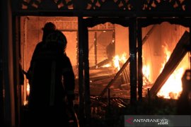 Damkar Padang berjibaku dua jam padamkan kebakaran 10 petak rumah di kawasan GOR H Agus Salim