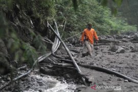 Banjir Lahar Hujan  Mengakibatkan Pipa Sumber Air Rusak Page 1 Small