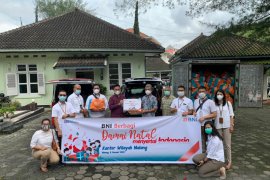 BNI wilayah Malang bagikan 2.000 bingkisan sembako Damai Natal 2020