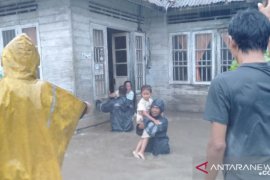 Air bah dan hujan deras genangi rumah warga Tambelan