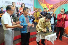 Bupati Sekadau Rupinus melaunching Institut Teknologi Keling Kumang
