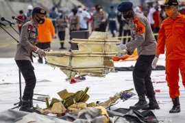 SAR gabungan Polri melanjutkan pencarian SJ 182 meski kendala cuaca