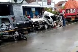 Truk seruduk mobil dan motor di lampu merah, enam orang terluka