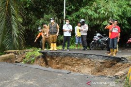 Jembatan Niih HSS ambrol akan ditangani sementara dengan pengurukan