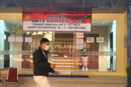 Keluarga penumpang Rion Yogatama bawa sidik jari ke posko ante mortem RS Polri