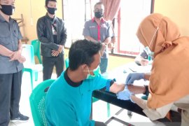 Pengawas Pilkada Bangka Barat jalani tes cepat untuk cegah COVID-19