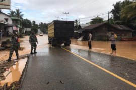 Dandim ask Babinsa to monitor flood-prone areas in Tabalong