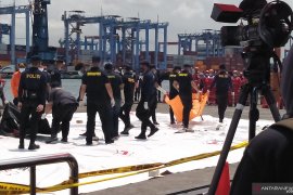 KN SAR Basudewa membawa satu kantong jenazah ke daratan
