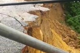 Longsor Tayan, kendaraan besar dilarang melintas jalan Tayan-Pontianak