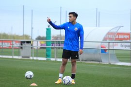 Gelandang timnas U-19 Khairul Imam menjadi penerjemah di Spanyol