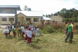 Satgas Pamtas Yonif 413 Kostrad ajarkan siswa menjaga kebersihan