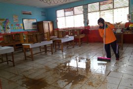 PBM tatap muka sejumlah sekolah di Solok dihentikan sementara, karena dibersihkan pascaterendam  banjir