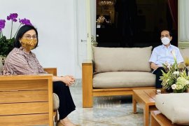 Usai vaksinasi, Presiden Jokowi bertemu Sri Mulyani dan Erick Thohir bahas LPI