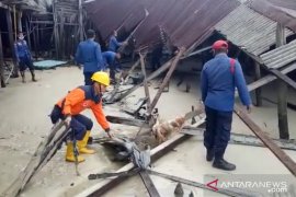 Dua unit rumah di Natuna roboh karena dihantam gelombang pasang