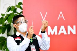 Menteri-tokoh-artis hingga buruh terima vaksin perdana bareng Presiden