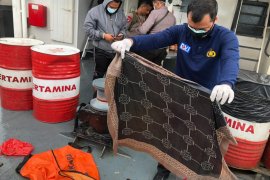 Kerudung coklat, salah satu dari banyak property milik penumpang Sriwijaya Air yang ditemukan