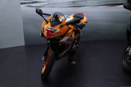Perbandingan spesifikasi Honda CBR150R dengan Yamaha All New R15