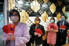 STB bagi-bagi angpao jelang Tahun Baru Imlek