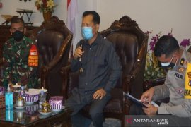 Bupati Tapin yakinkan masyarakat vaksin COVID-19 aman dan halal