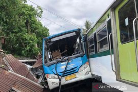 Trans Padang lawan kereta api bandara, kernet luka berat (Video)