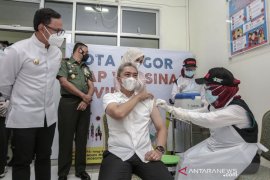 Dedie A Rachim orang pertama divaksin di Kota Bogor