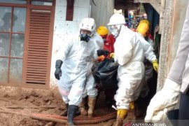 Cegah COVID-19 PMI desinfeksi di lokasi longsor Sumedang