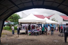 BPBD Mamuju dirikan tenda darurat di RS Mitra Manakarra usai gempa 5,9