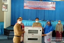 Pemkab Bangka menyalurkan bantuan sarana kerja UMKM