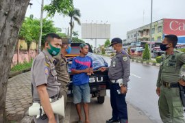 Pedagang buah bermobil pick up diusir, PKL nakal disadarkan