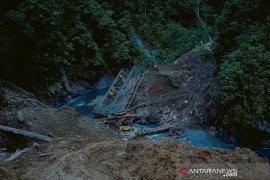 Wamen PUPR perintahkan penanganan darurat jembatan putus jalan trans Papua
