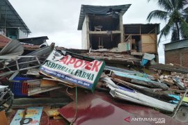 Pengungsi sementara ditempatkan di Stadion Mamuji untuk antisipasi gempa susulan