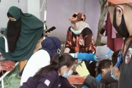 Seorang korban gempa Mamuju berhasil dievakuasi dari reruntuhan RS Mitra Manakarra