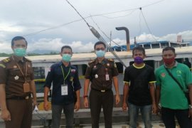 KLHK serahkan tersangka perdagangan kayu ilegal asal Ambon ke Kejari Sikka
