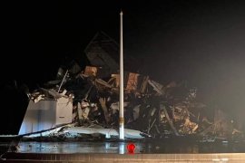 Sejumlah korban terjebak di reruntuhan  Gedung Kantor Gubernur Sulbar