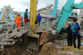 Pencarian korban gempa di Rumah Sakit Mitra Manakarra Page 1 Small