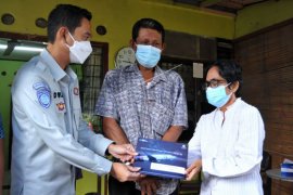 Penyerahan santunan pramugari Sriwijaya Air