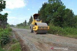 PT. KAP tunda pembelian TBS warga saat pengaspalan jalan nasional