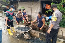 Tiga Pilar Kelurahan Hikun gotong - royong bersihkan lingkungan