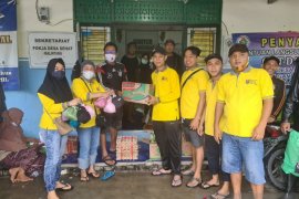 Pegawai Dispersip Kalsel bantu korban banjir di Desa Malintang Gambut