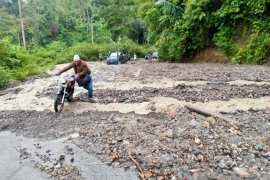 Longsor lumpuhkan Jalan Bireuen-Takengon